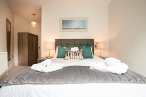 1 bedroom, Egyptian cotton sheets, premium bedding, Select Comfort beds - Windsor Castle Apartments (Windsor)