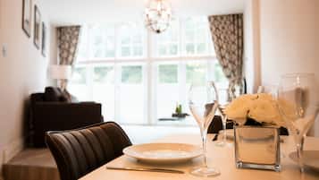 Royal Apartment, City View | In-room dining