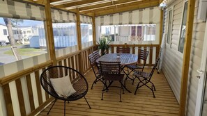 Outdoor dining - 3-bedroom mobile home - from April to October -SAINT GILLES CROIX DE VIE (Le Fenouiller)