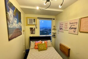 2 dormitorios, caja fuerte, escritorio y tabla de planchar con plancha