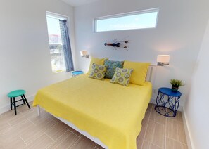 2 bedrooms, free WiFi, bed sheets - Holiday Availability! Dog-friendly! Two minute walk to beach! (Cape San Blas)