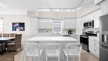 Een koelkast, een magnetron, een oven, een kookplaat