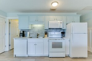 Frigorifero, microonde, forno, piano cottura