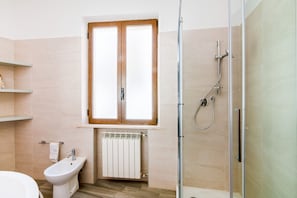 Dusche, Haartrockner, Bidet, Handtücher