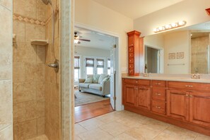 Combined shower/tub, hair dryer, towels