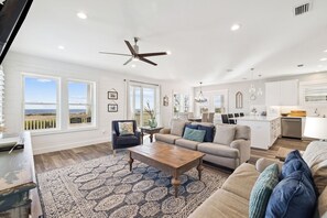 Una televisión de pantalla plana