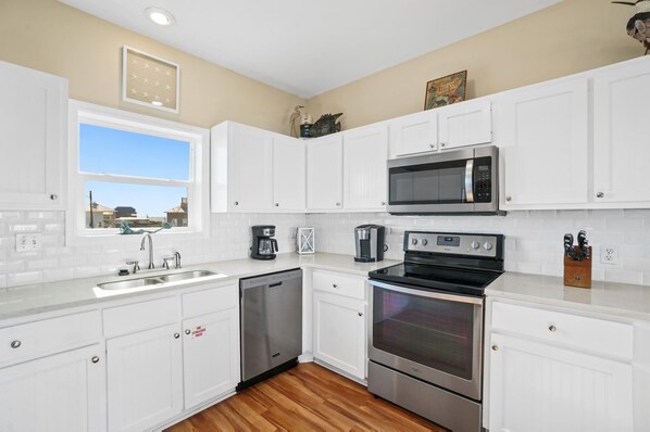 Kühlschrank, Mikrowelle, Ofen, Herdplatte