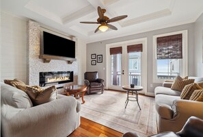 Fernseher, Kamin, Tischfußball, Arbeitsbereiche