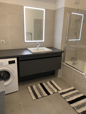 Bathtub - Seasonal rental apartment F3 in Saint jean de vedas 34 (Saint-Jean-de-Védas)