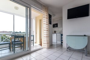 Interior - Apartment 'T2 200m from the Beach' with Terrace (MOLIETS ET MAA)