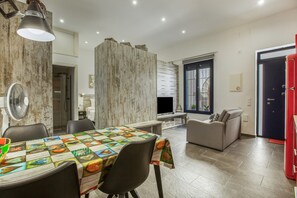 A modern kitchen with a dining area, a built-in oven, and a large window. - Spectacular designer loft just five minutes' walk from the beach (Canet de Mar)