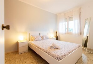 3 chambres, fer et planche à repasser, Wi-Fi gratuit, draps fournis