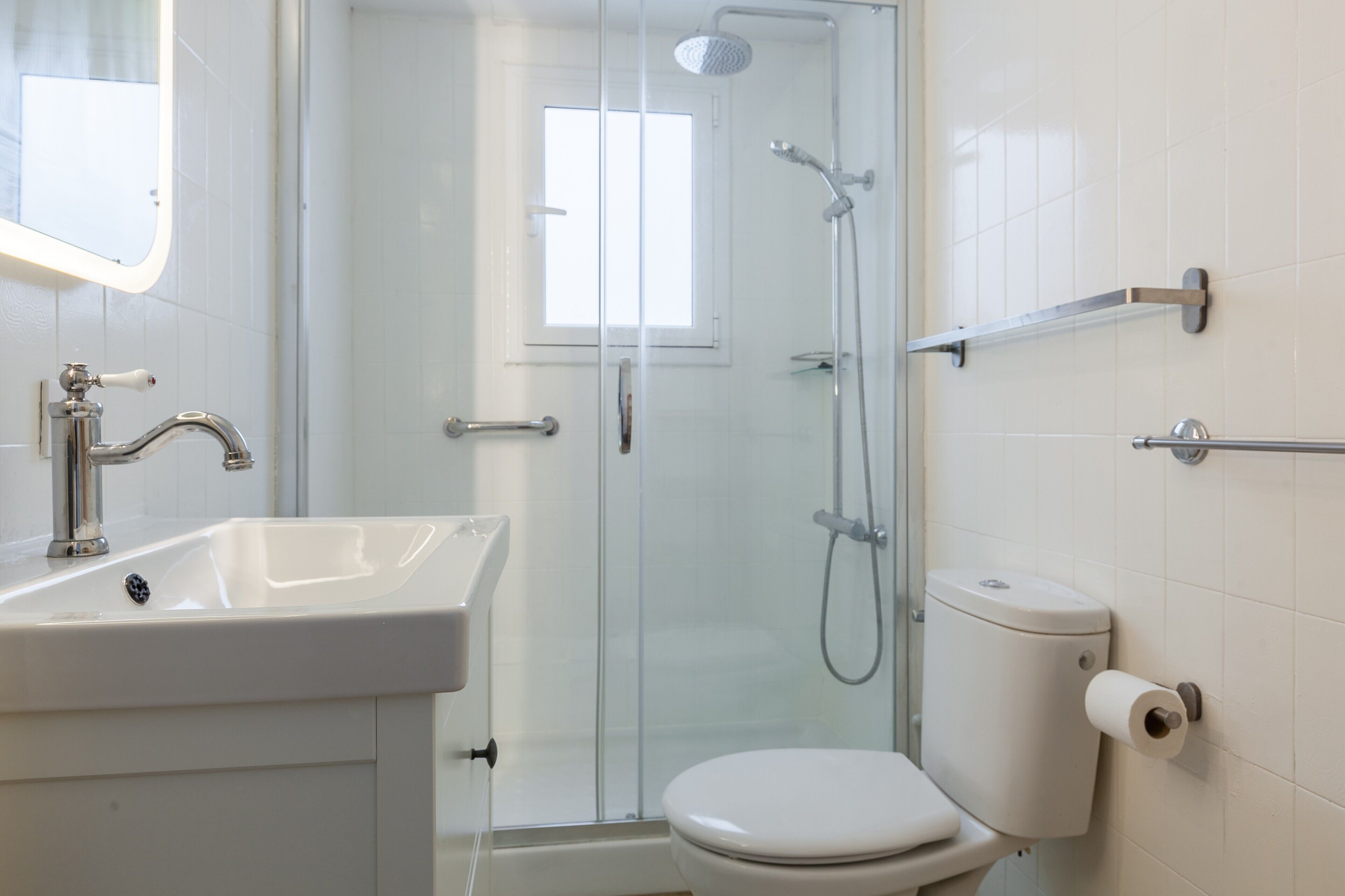 Een douche, een haardroger, handdoeken