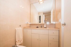 シャワー、ヘアドライヤー、タオル