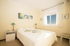 3 室のベッドルーム、アイロン / アイロン台、WiFi (無料)、ベッドシーツ