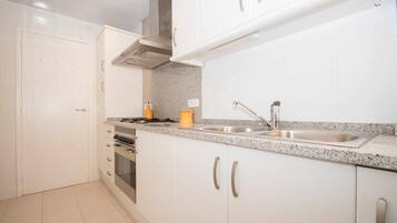 Frigorífico, microondas, horno y placa de cocina