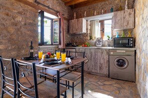 Refrigerador, horno, parrilla de estufa y cafetera y tetera 