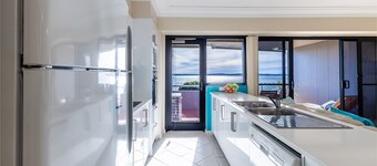 Florentine 13, 11 Columbia Close -fabulous unit with air con, wifi, pool, lift and waterviews