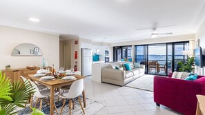 Smart TV, DVD player - Florentine 13, 11 Columbia Close -fabulous unit with air con, wifi, pool, lift and waterviews (Nelson Bay)
