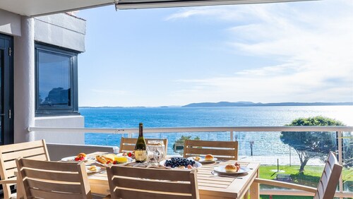 Florentine 13, 11 Columbia Close -fabulous unit with air con, wifi, pool, lift and waterviews