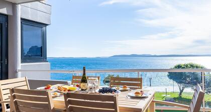 Florentine 13, 11 Columbia Close -fabulous unit with air con, wifi, pool, lift and waterviews