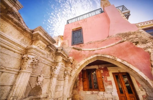 Venetian Rimondi Fountain Mansion. Built in 1626!