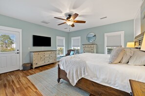 3 bedrooms, free WiFi, bed sheets - Dog Friendly Home with Backyard and Large Porch (Cape San Blas)