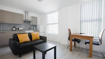 Classic Apartment | Ruang tamu | 42 inci sebuah televisyen pintar dengan digital, TV