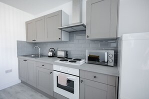 Classic Apartment | Private kitchen | Fridge, microwave, oven, stovetop - Platform Stadium Apartment (Hull)