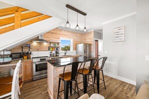 ثلاجة، ميكروويف، فرن، موقد طهي مسطح