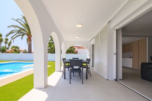 Outdoor dining - VILLA LOS DADOS: 4 bedrooms, private pool, jacuzzi, and barbecue (Miami Playa)