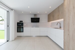 Jääkaappi, mikroaaltouuni, uuni, astianpesukone