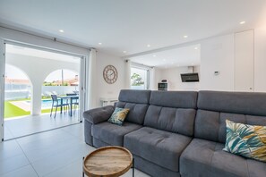 TV - VILLA LOS DADOS: 4 bedrooms, private pool, jacuzzi, and barbecue (Miami Playa)