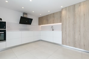 Fridge, microwave, oven, dishwasher - VILLA LOS DADOS: 4 bedrooms, private pool, jacuzzi, and barbecue (Miami Playa)