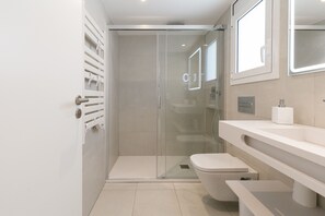 Shower, towels - VILLA LOS DADOS: 4 bedrooms, private pool, jacuzzi, and barbecue (Miami Playa)