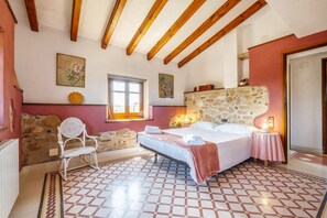 5 dormitorios, escritorio, tabla de planchar con plancha y cuna de viaje