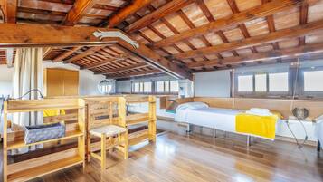 5 Schlafzimmer, Schreibtisch, Bügeleisen/Bügelbrett, Reisekinderbett