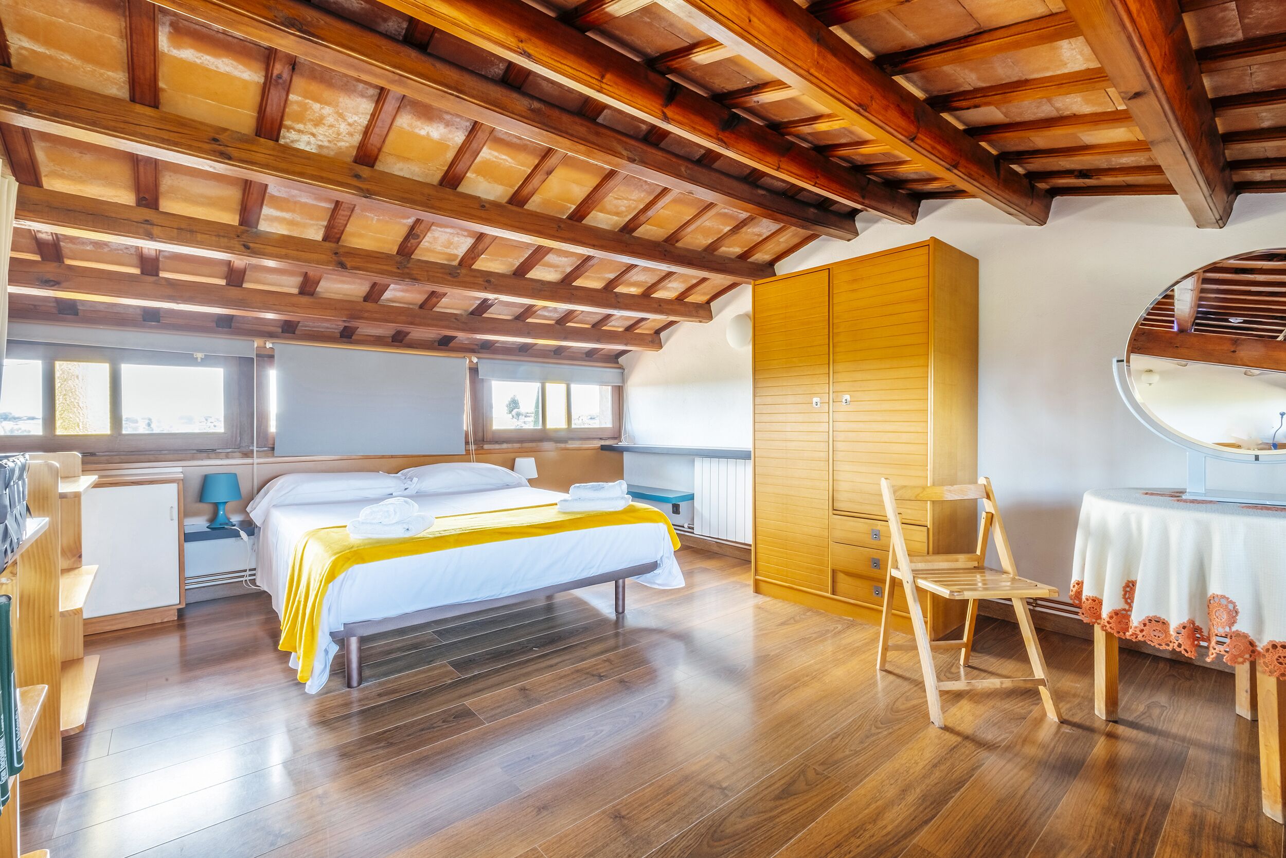 5 chambres, bureau, fer et planche à repasser, lit parapluie