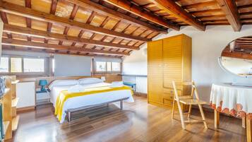 5 chambres, bureau, fer et planche Ă repasser, lit parapluie