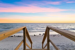 Una spiaggia nelle vicinanze
