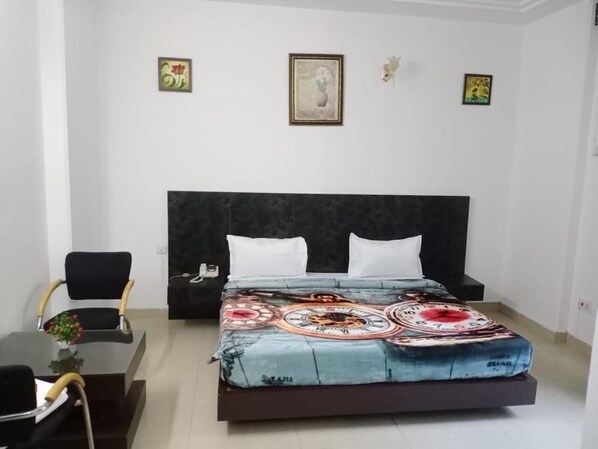 16 bedrooms, desk, WiFi