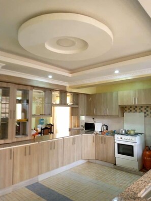 Fridge, microwave, oven, cookware/dishes/utensils - Stay.Plus JKIA Transit House (Syokimau)