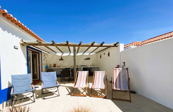 Terrace/patio - Recommended for families (Daroeiras - Malavado - São Teotónio)