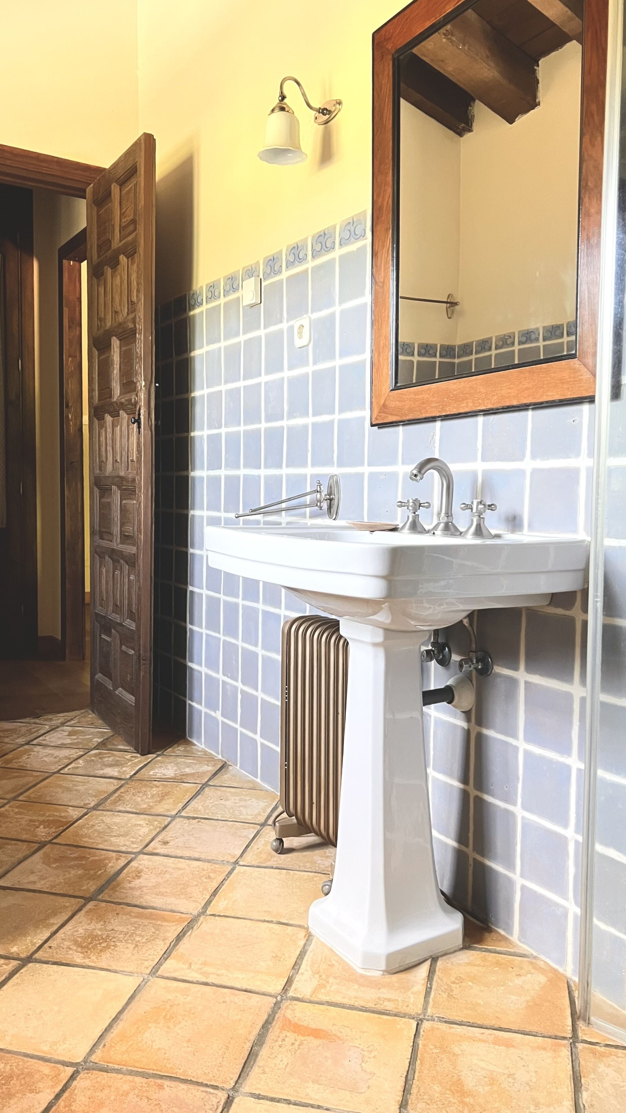 Kombinert dusj/badekar, håndklær og toalettpapir