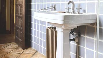 Combined shower/tub, towels, toilet paper