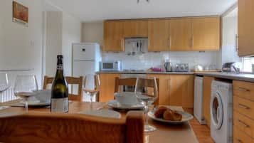 Cottage | Private kitchen | Fridge, dishwasher, cookware/dishes/utensils