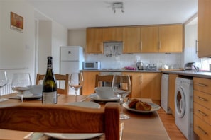 Cottage | Private kitchen | Dishwasher, cookware/dishes/utensils