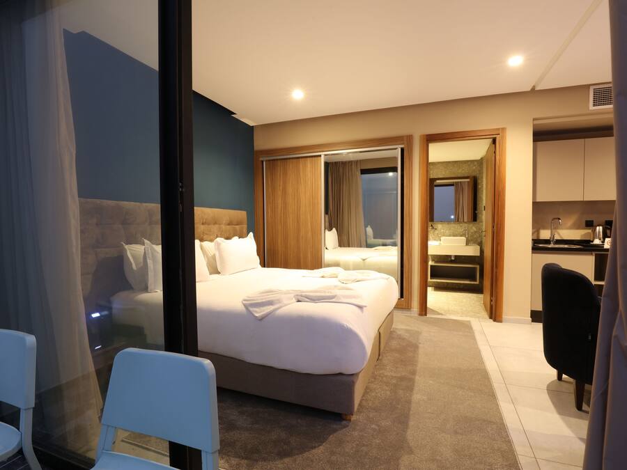 Quarto casal luxo | Roupas de cama premium, edredons de pluma, camas Tempur-Pedic