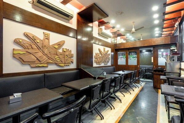 Restaurant - Hotel Arma Near BKC (Mumbai)