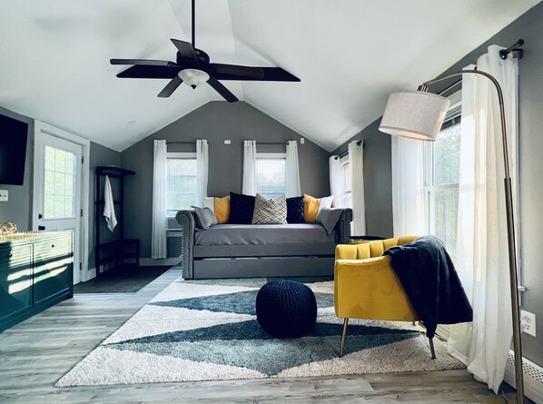 Smart TV, fireplace, books - Contemporary cottage minutes from the heart of town! (South Kingstown)